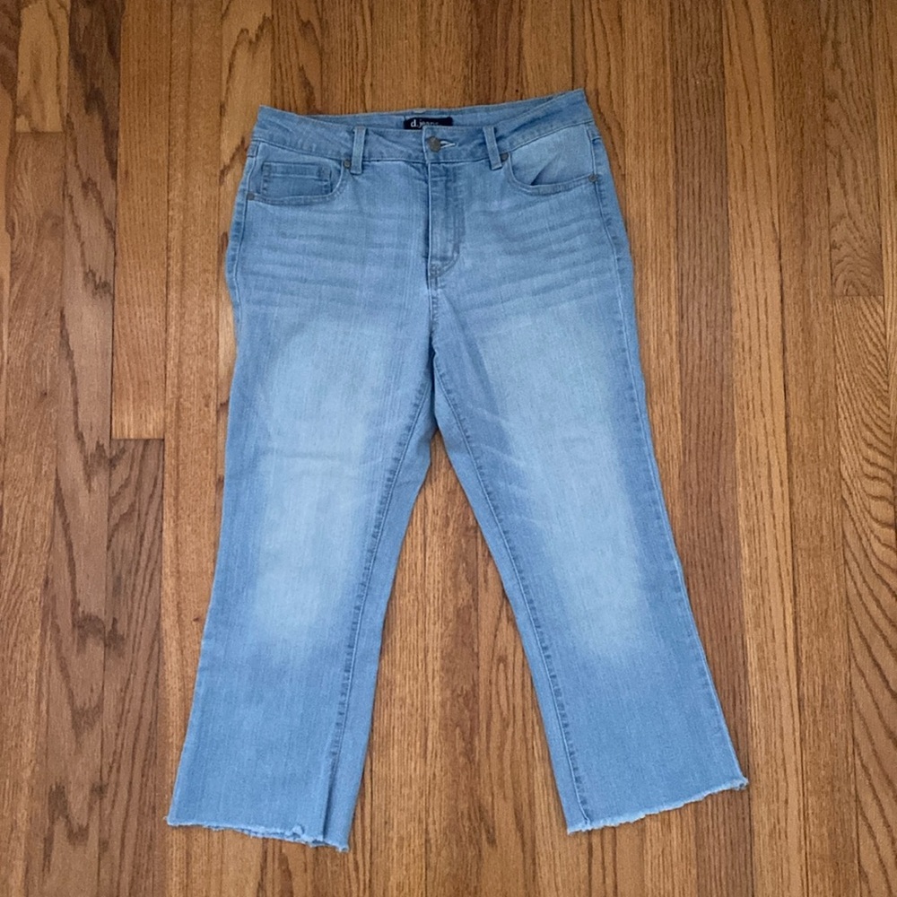 Women’s d. jeans cropped frayed edge jeans; color- light blue; size-8; EUC